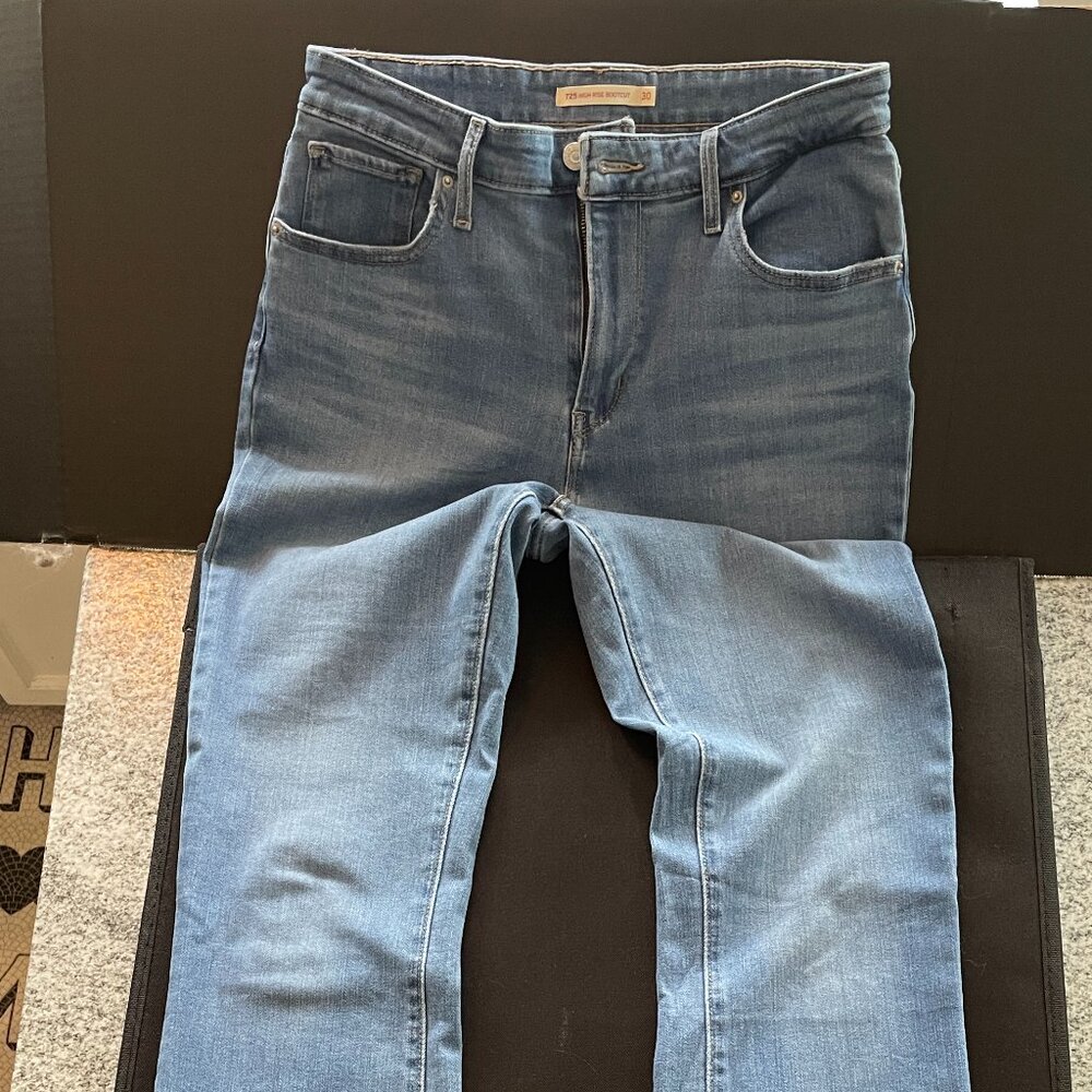 Women's Levi 725 High Rise Boot Cut